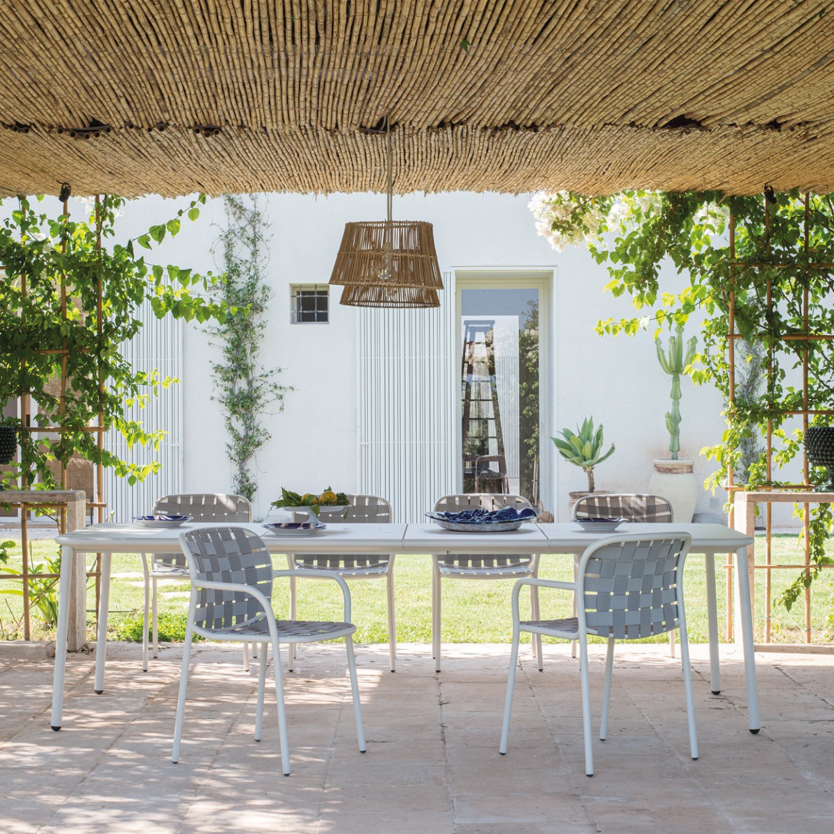 Emu Dining Set Yard