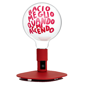 Lampada da tavolo Makia di Filotto, rosso, con bulbo con decorazione "Bacio meglio quando mi accendo"