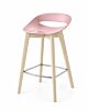 Sgabello Connubia Cosmopolitan con base in legno sbiancato e sedile in polipropilene cipria
